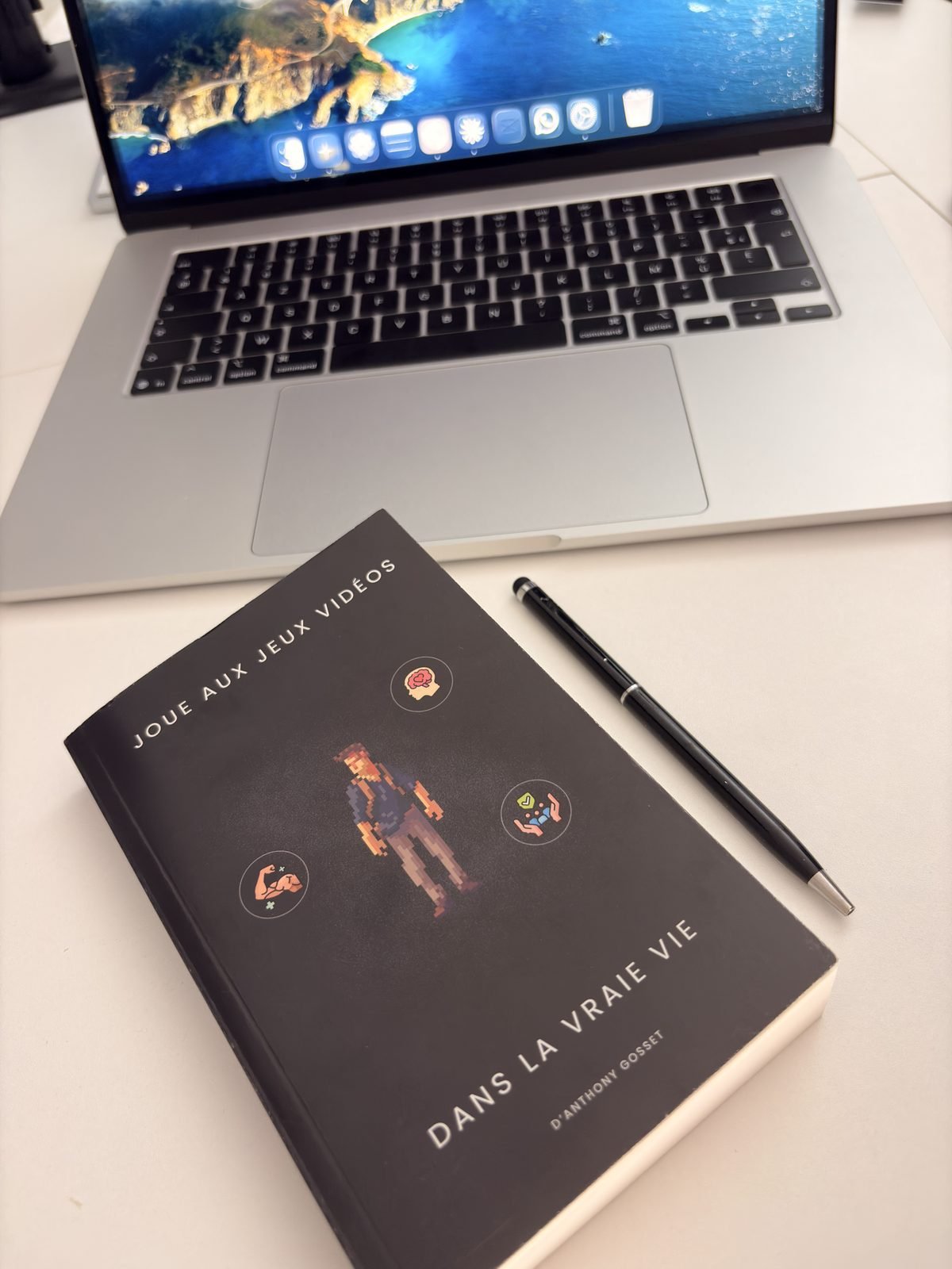 Le livre sur un banc en bois en extérieur