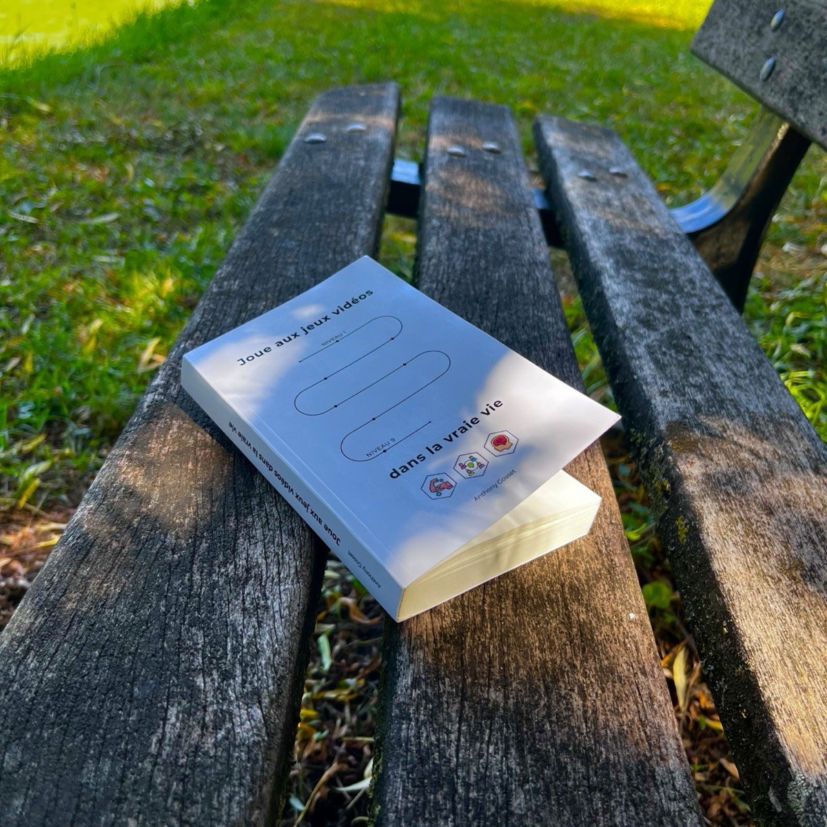 Le livre sur un banc en bois en extérieur